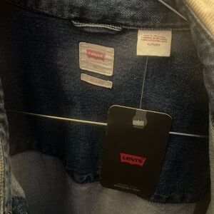 Levi’s Relaxed fit denim jacket. Mens Size XL.
Brand new with tag.